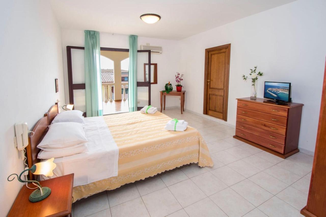 Hotel Smeraldo Canneddi Bagian luar foto
