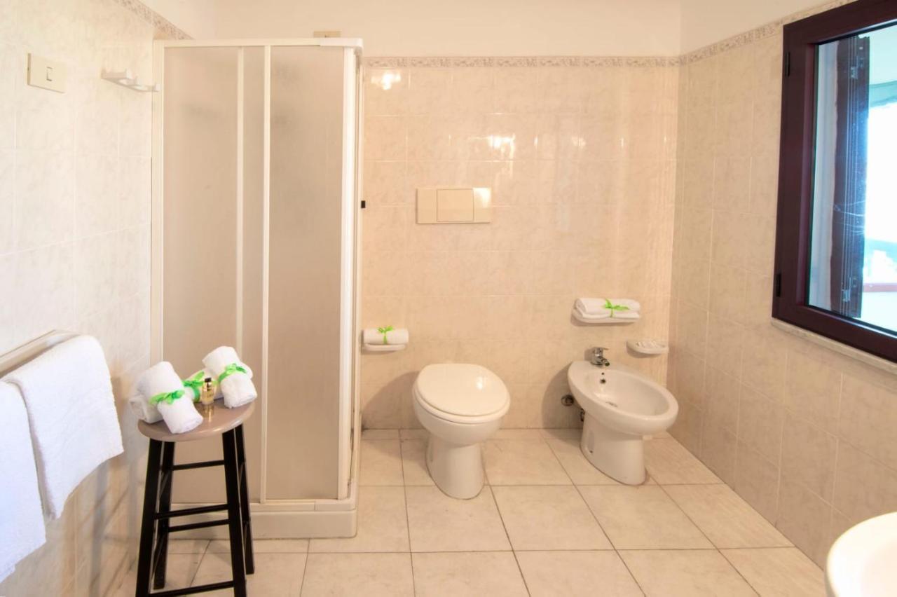Hotel Smeraldo Canneddi Bagian luar foto